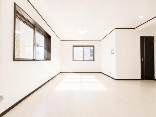 横浜市都筑区池辺町の中古一戸建の居間・リビング|窓からは明るい光が差し込みます！
電気をつけなくても明るいです。

