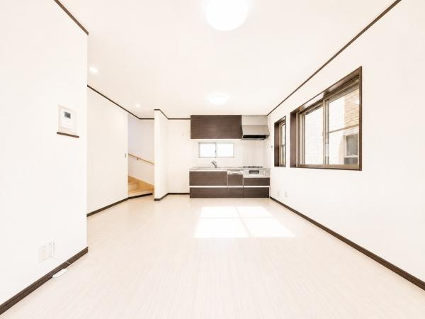 横浜市都筑区池辺町の中古一戸建の居間・リビング|家族が自然と集まるリビングは
落ち着きのある空間です♪