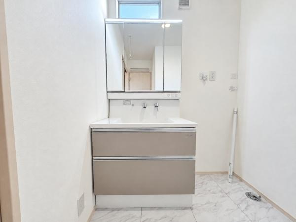 横浜市旭区今宿東町の新築一戸建の独立洗面台|お化粧もしやすい三面鏡付き独立洗面台が付きます。
収納もしっかりあり、洗剤などもしまっておけます。

