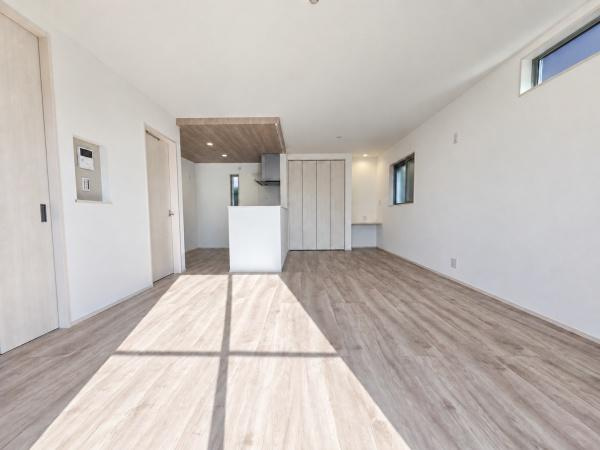 横浜市旭区今宿東町の新築一戸建の居間・リビング|自慢したくなるリビング！
形も良く家具の配置にも困りません。