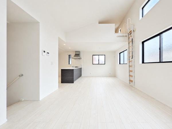 横浜市青葉区たちばな台２丁目の新築一戸建の居間・リビング|明るいLDK！！
陽当たり良好です。
