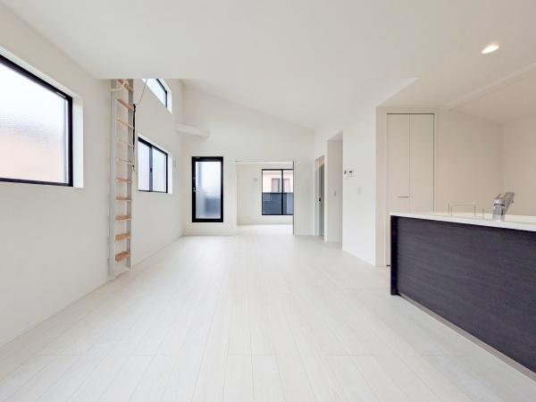 横浜市青葉区たちばな台２丁目の新築一戸建の居間・リビング|対面式のキッチンはお料理中でも家族とのお話も弾みます。
