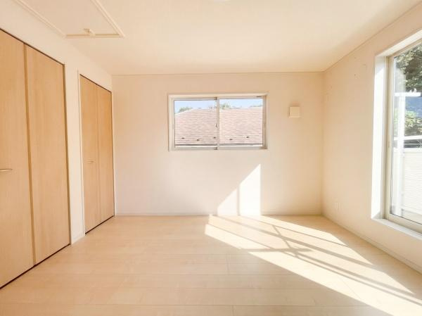 川崎市宮前区西野川３丁目の中古一戸建の洋室|陽当たりの良い明るい居室は、一日を気持ちよく過ごすための空間として最適です。
