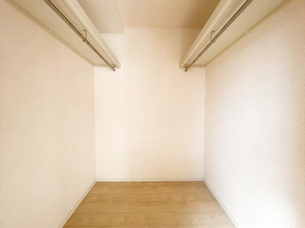 川崎市宮前区西野川３丁目の中古一戸建の収納|ウォークインクローゼット付きの主寝室は、衣類をたっぷり収納できる広さ。室内がすっきり保てる、ゆとりある設計です。