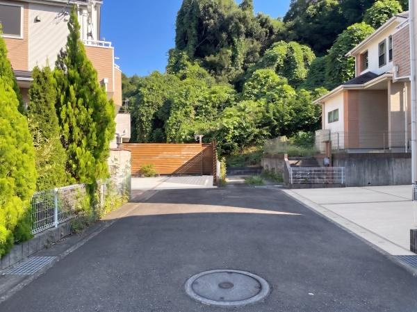 川崎市宮前区西野川３丁目の中古一戸建の前面道路含む現地写真|閑静な住宅街です。
落ち着いた雰囲気と、心地の良い住環境。
