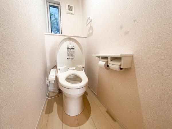 川崎市宮前区西野川３丁目の中古一戸建のトイレ|清潔感のあるトイレは、シンプルで機能的な設計。毎日使う場所だからこそ、快適性にこだわった空間に仕上がっています。