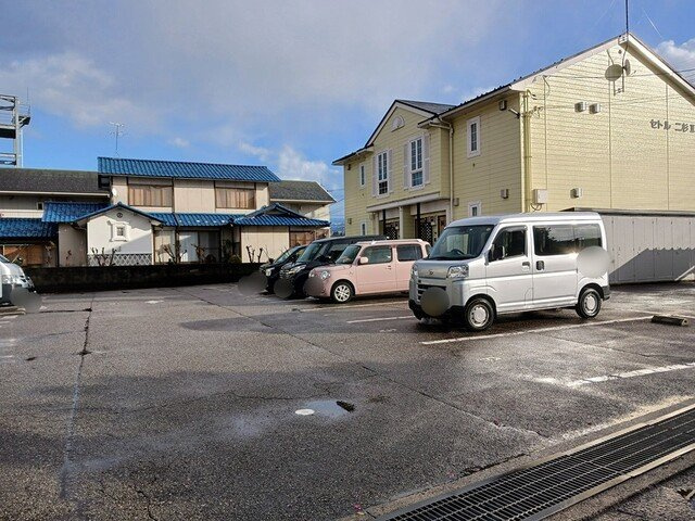 セトル二杉Ⅱ　Ｂ棟の駐車場|車をお持ちの方に嬉しい駐車場付きの物件です