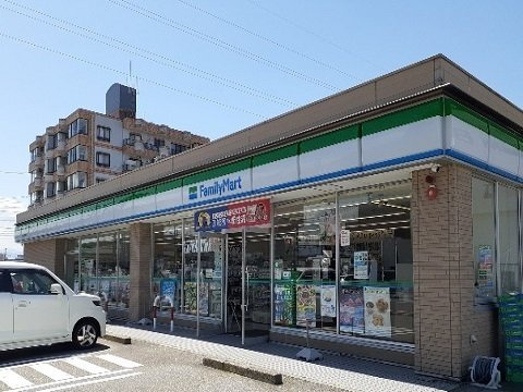 タフトの周辺|ファミリーマート富山中央市場店まで650m