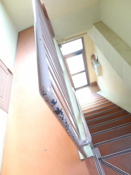 第二山中ビルのエントランス|★階段★