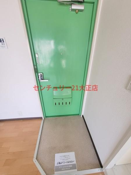 山田マンションの玄関