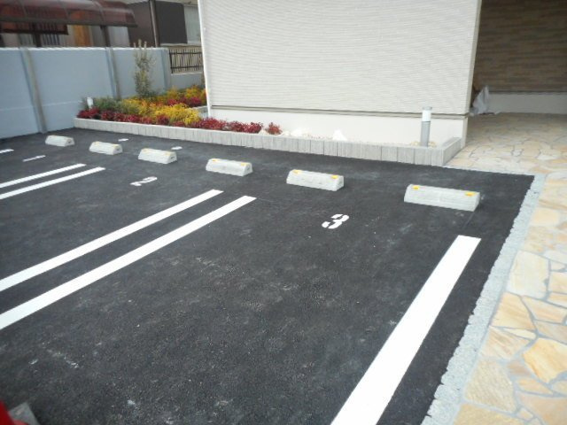 エレンシア豊野の駐車場