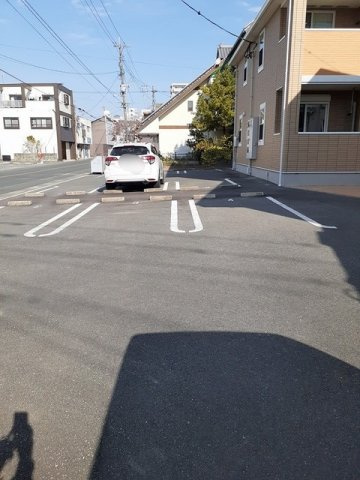 エレガント本町の駐車場