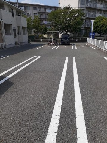 カーサ　アラモーダの駐車場