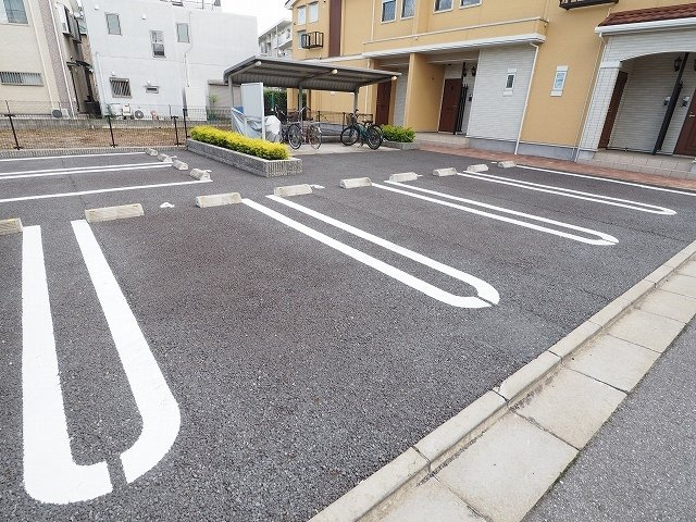 イースト　セレーノの駐車場