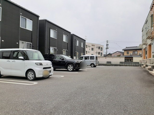 ドゥ・ステージアⅡの駐車場