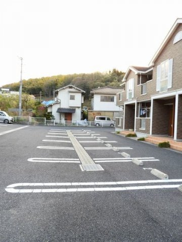 クロ－バ－ハウスの駐車場