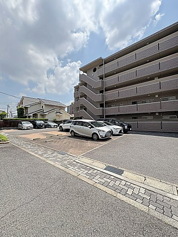 ラトゥール一社の駐車場