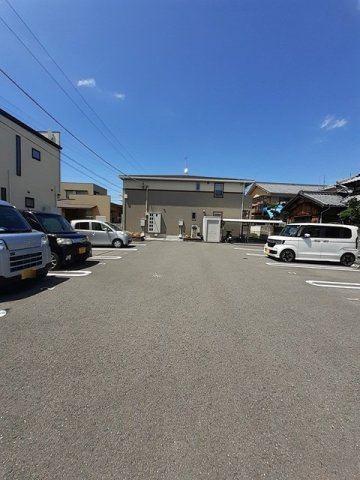 パサージュ南斎院の駐車場