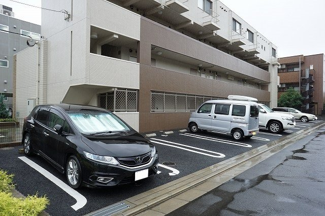 メゾン・ノーブルの駐車場