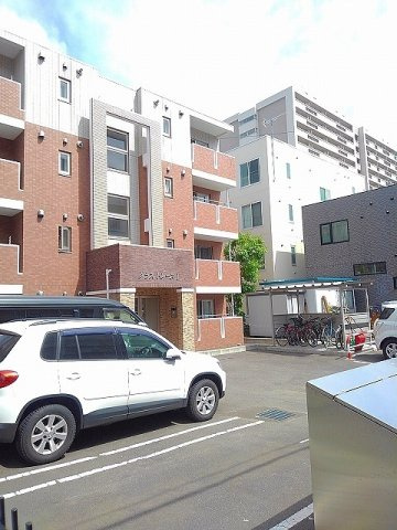 グラス　トレーズⅠの駐車場