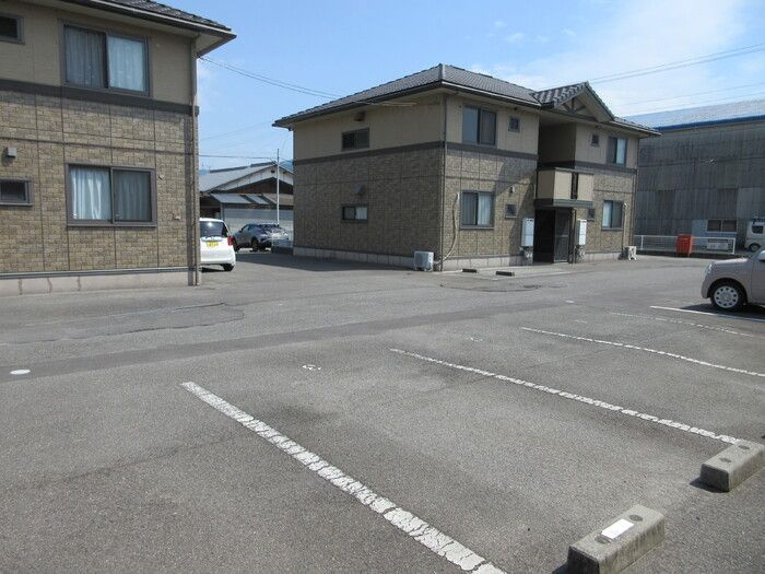 リヴェール・モリ　B棟の駐車場
