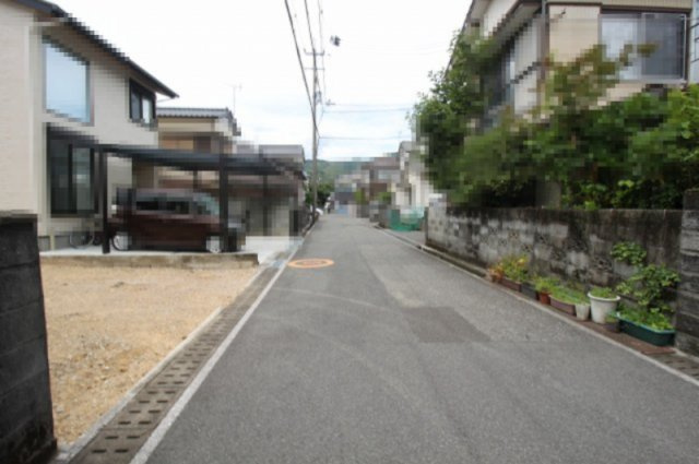 高知市秦南町　第1　新築戸建　の前面道路含む現地写真|西側　幅　4.01ｍ　接道　5.78ｍ／東側　幅　5.0ｍ　接道　5.73ｍ　公道