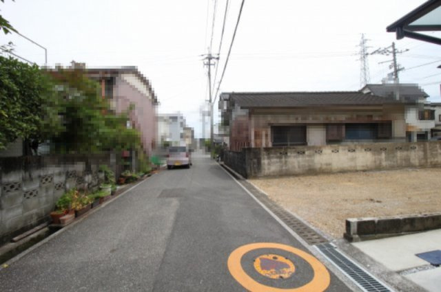高知市秦南町　第1　新築戸建　の前面道路含む現地写真|西側　幅　4.01ｍ　接道　5.78ｍ／東側　幅　5.0ｍ　接道　5.73ｍ　公道
