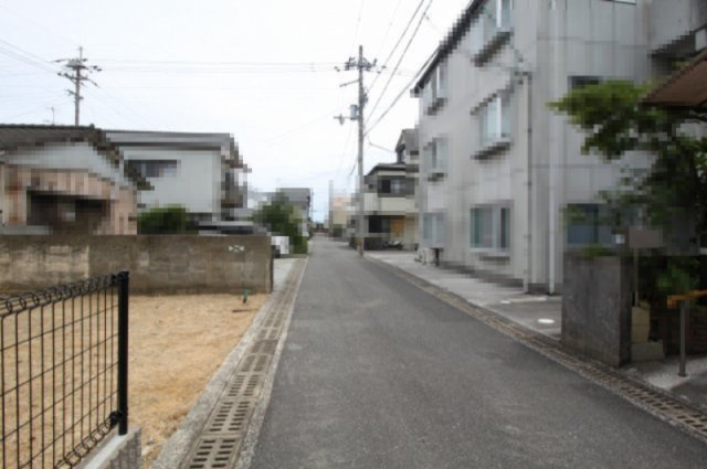 高知市秦南町　第1　新築戸建　の前面道路含む現地写真|西側　幅　4.01ｍ　接道　5.78ｍ／東側　幅　5.0ｍ　接道　5.73ｍ　公道　
