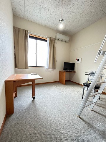 尼崎市道意町２丁目のアパートの居間・リビング
