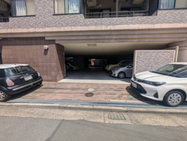 LaurelCourt田町の駐車場