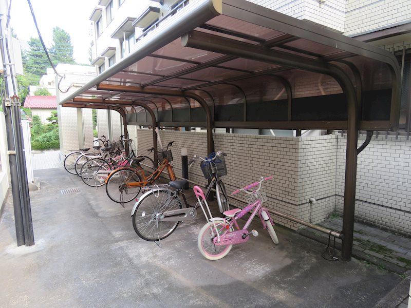 屋根付きの駐輪場です！