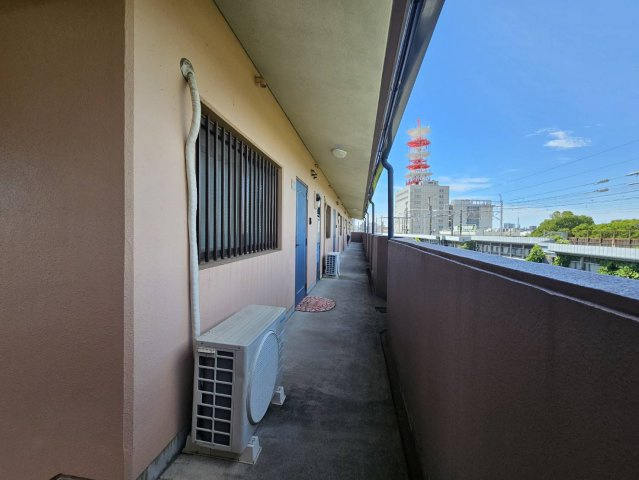 十王マンションの玄関