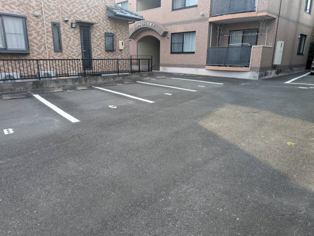ピュアライフスギノの駐車場