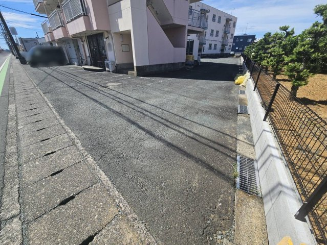 コーポリバティEの駐車場