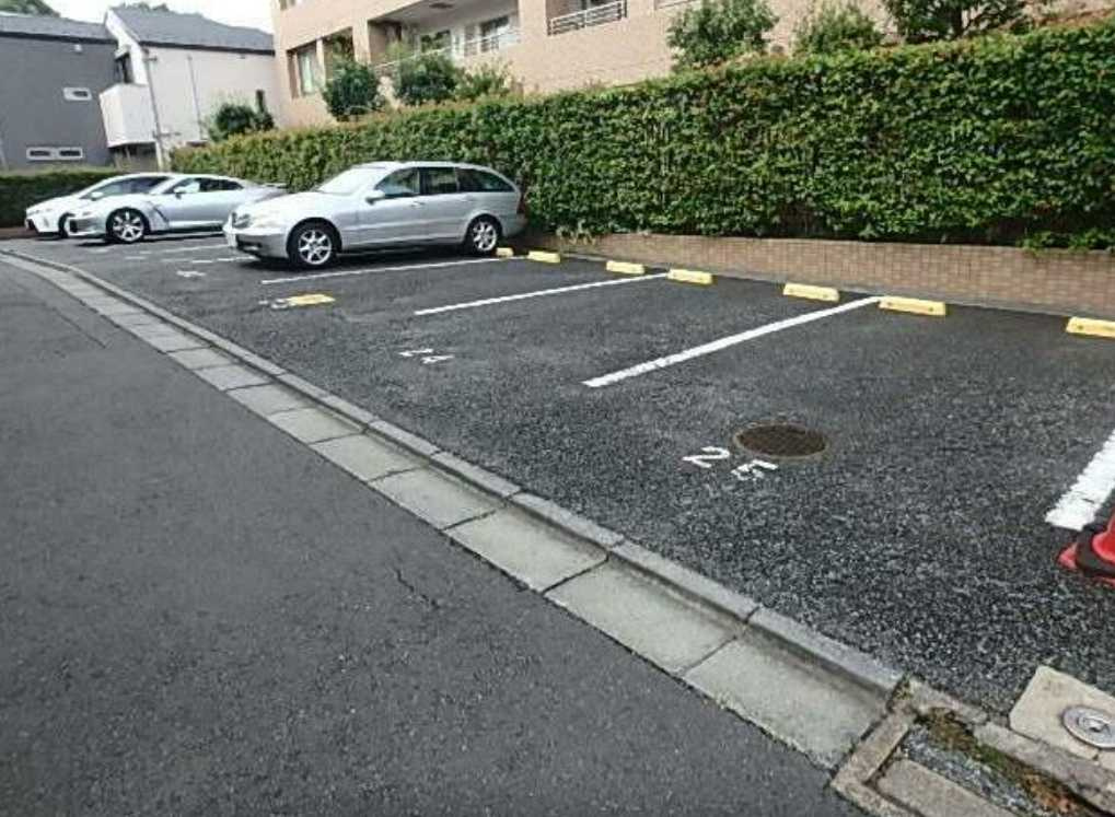 アーデン駒沢パークフロント　ペット相談　ネット無料　日勤管理人の駐車場