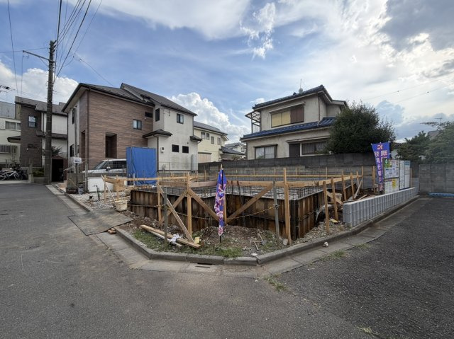 新座市片山の前面道路含む現地写真|建築中の現地写真♪ 北側・東側の道路に面した角地で、開放感のある立地です。