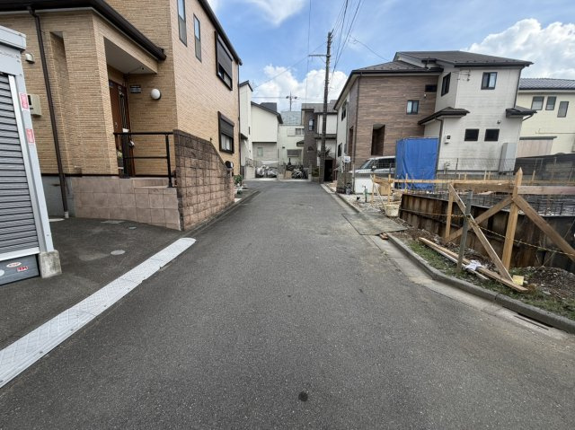 新座市片山の前面道路含む現地写真|現地周辺・前面道路の写真♪ 閑静な住宅街に位置し、現在建築中の物件です。