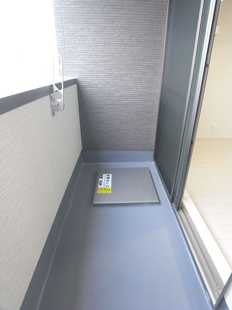尼崎市武庫之荘本町３丁目のアパートのバルコニー