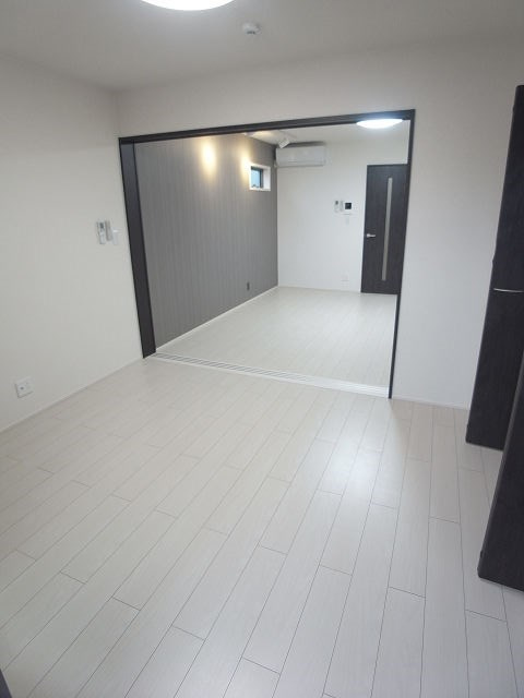 尼崎市武庫之荘本町３丁目のアパートの居間・リビング