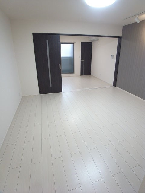 尼崎市武庫之荘本町３丁目のアパートの居間・リビング