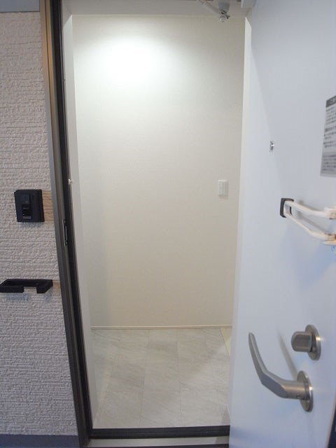 尼崎市武庫之荘本町３丁目のアパートの玄関