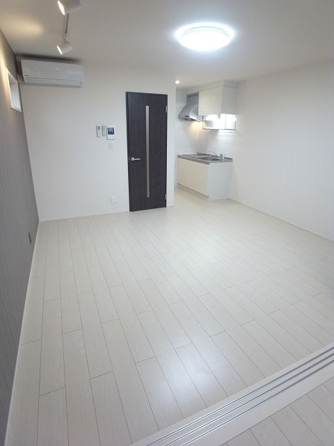 尼崎市武庫之荘本町３丁目のアパートの居間・リビング