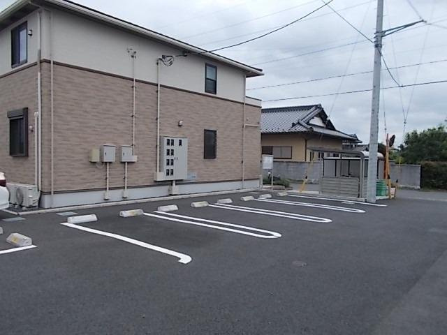 プリマベーラの駐車場|車をお持ちの方に嬉しい駐車場付きの物件です