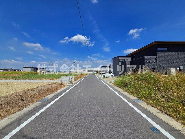 知多信濃川東部土地区画整理地　売地の前面道路含む現地写真