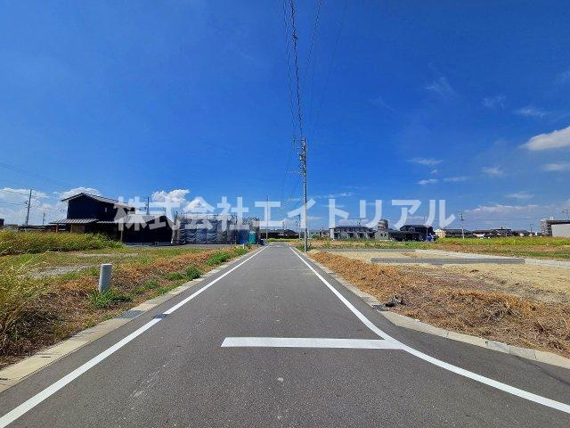 知多信濃川東部土地区画整理地　売地の前面道路含む現地写真