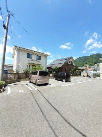 エーデルワイスの駐車場|車をお持ちの方に嬉しい駐車場付きの物件です