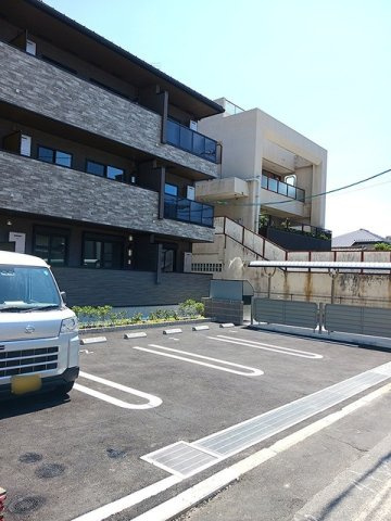 ラ・クラリテ高須の駐車場|駐車場があるので、車を買う予定の方も安心です