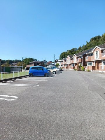 エスポワール上条　Ｂの駐車場|駐車場があるので、車を買う予定の方も安心です