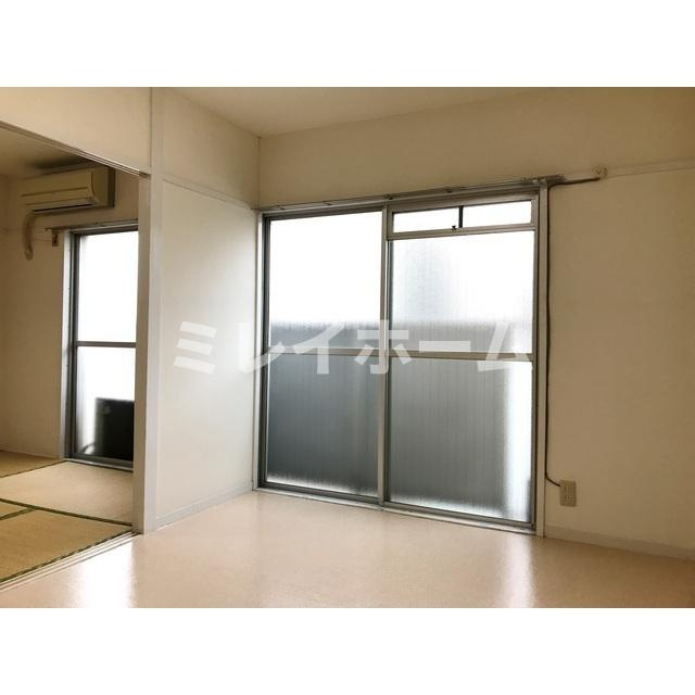 コウワマンションの居間・リビング|同建物内、別のお部屋の参考写真になります。