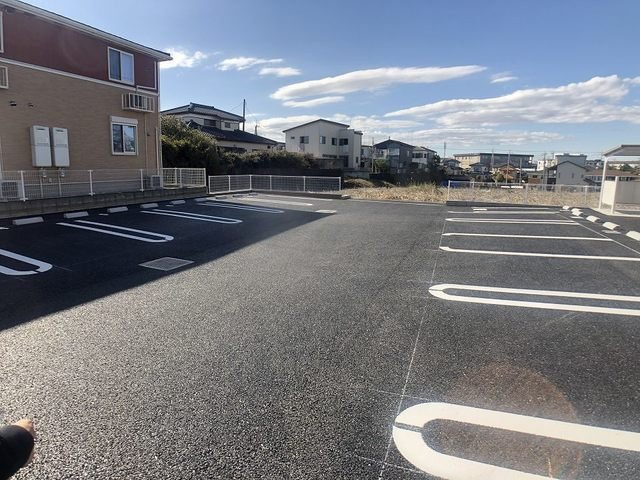 フルールの駐車場|駐車場があるので、車を買う予定の方も安心です